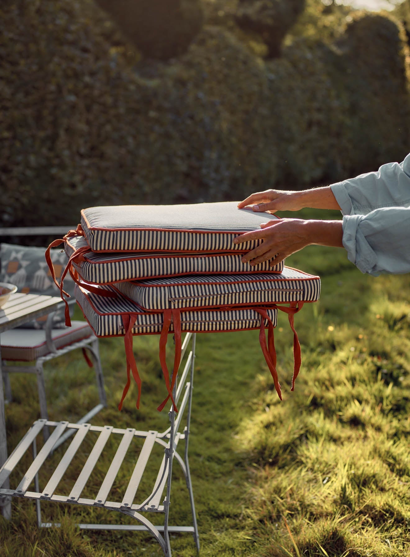Coussin de mobilier de jardin Sudbury, rayures bleu marine
