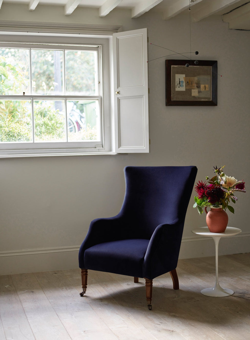 Fauteuil à oreilles Bromley, velours bleu nuit