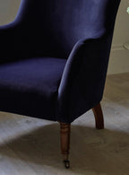 Fauteuil à oreilles Bromley, velours bleu nuit