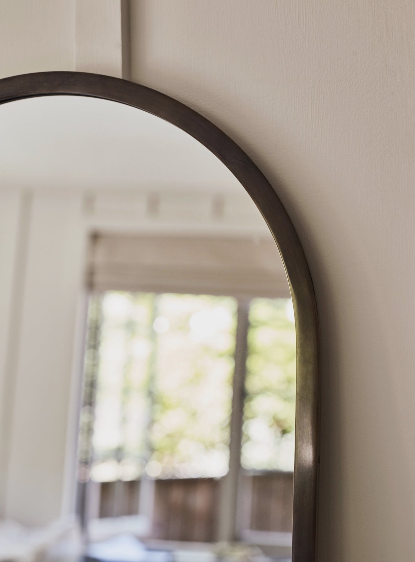 Miroir arqué Aster, laiton noirci